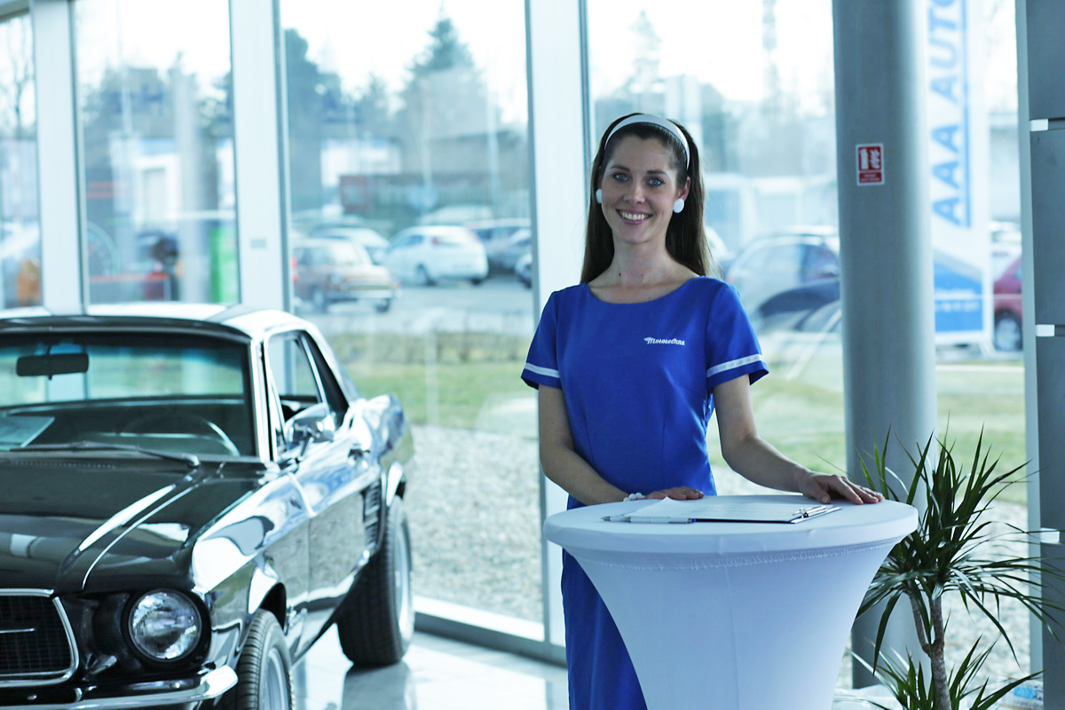 Hosteska na tiskovou konferenci pto Mototechnu